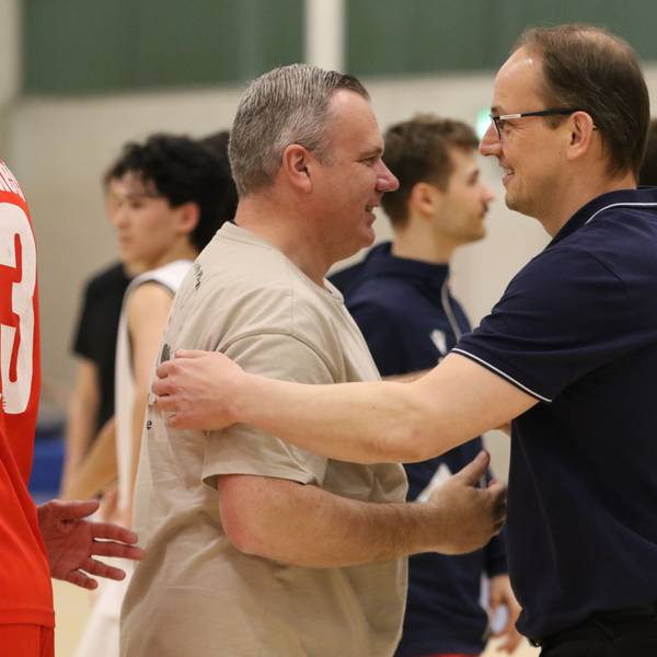 Der Trainer von Bad Münstereifel nimmt den Trainer von Zülpich in den Arm.