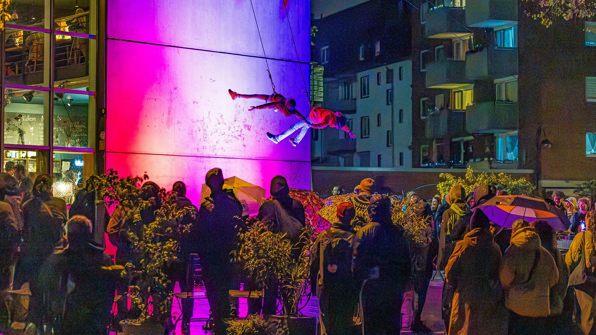 Akrobatik an der Hausfassade des Kulturbunkers Mülheim