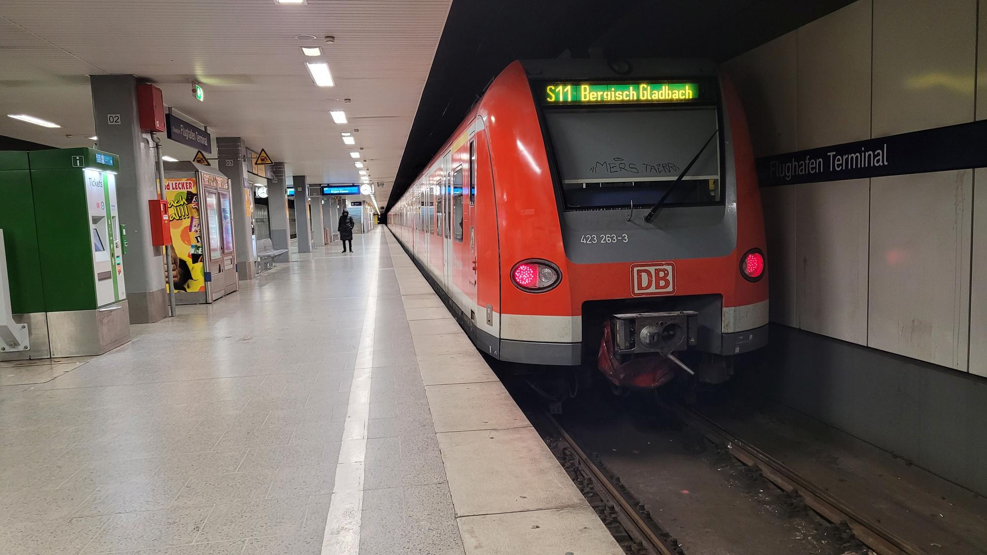 Das Foto zeigt eine S11-S-Bahn an der Haltestelle im Düsseldorf Flughafen Terminal mit dem Ziel Bergisch Gladbach