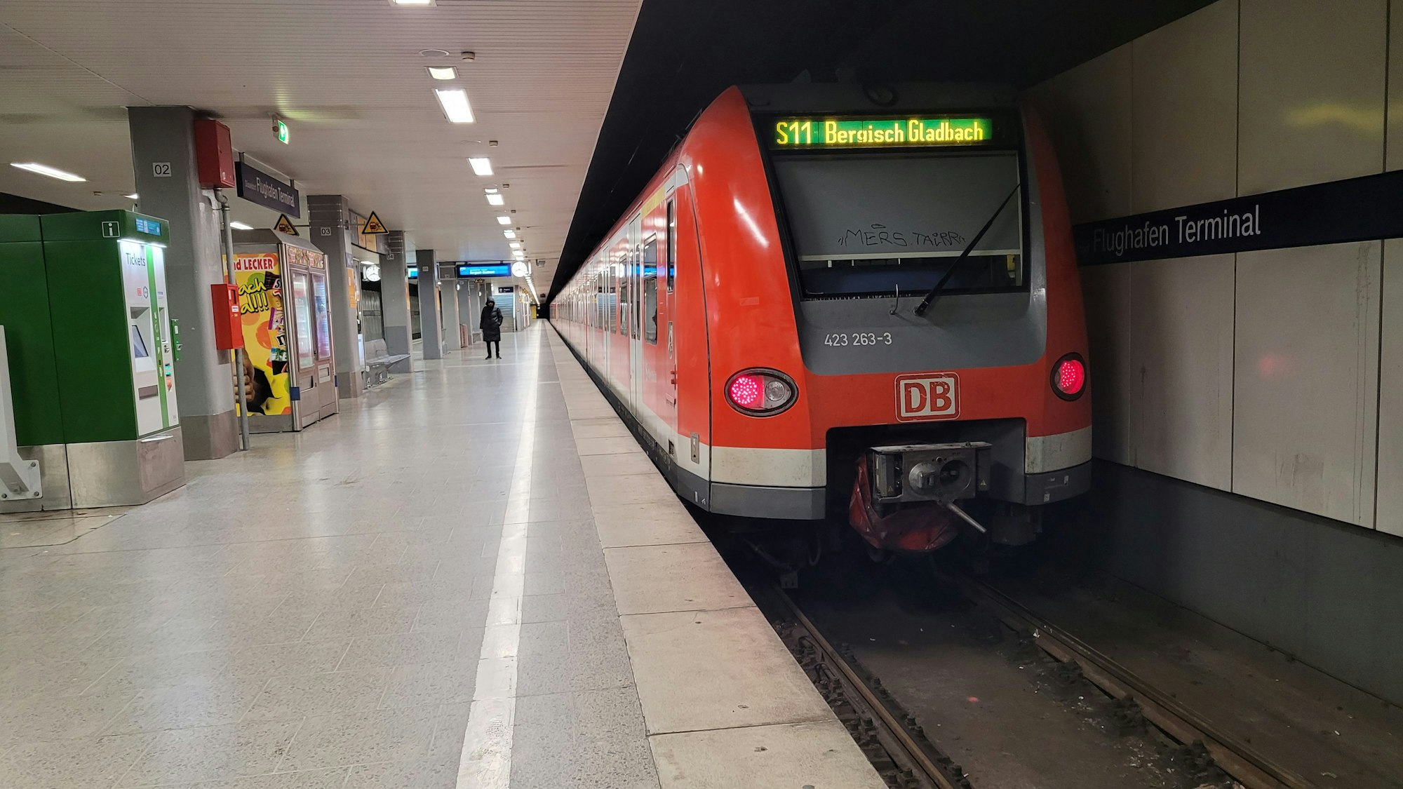 Das Foto zeigt eine S11-S-Bahn an der Haltestelle im Düsseldorf Flughafen Terminal mit dem Ziel Bergisch Gladbach