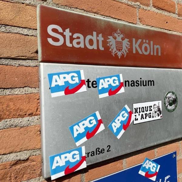 Mit Aufklebern versehenes Schild.