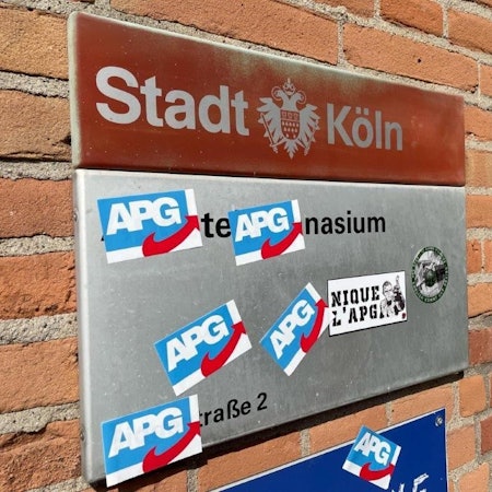 Mit Aufklebern versehenes Schild.