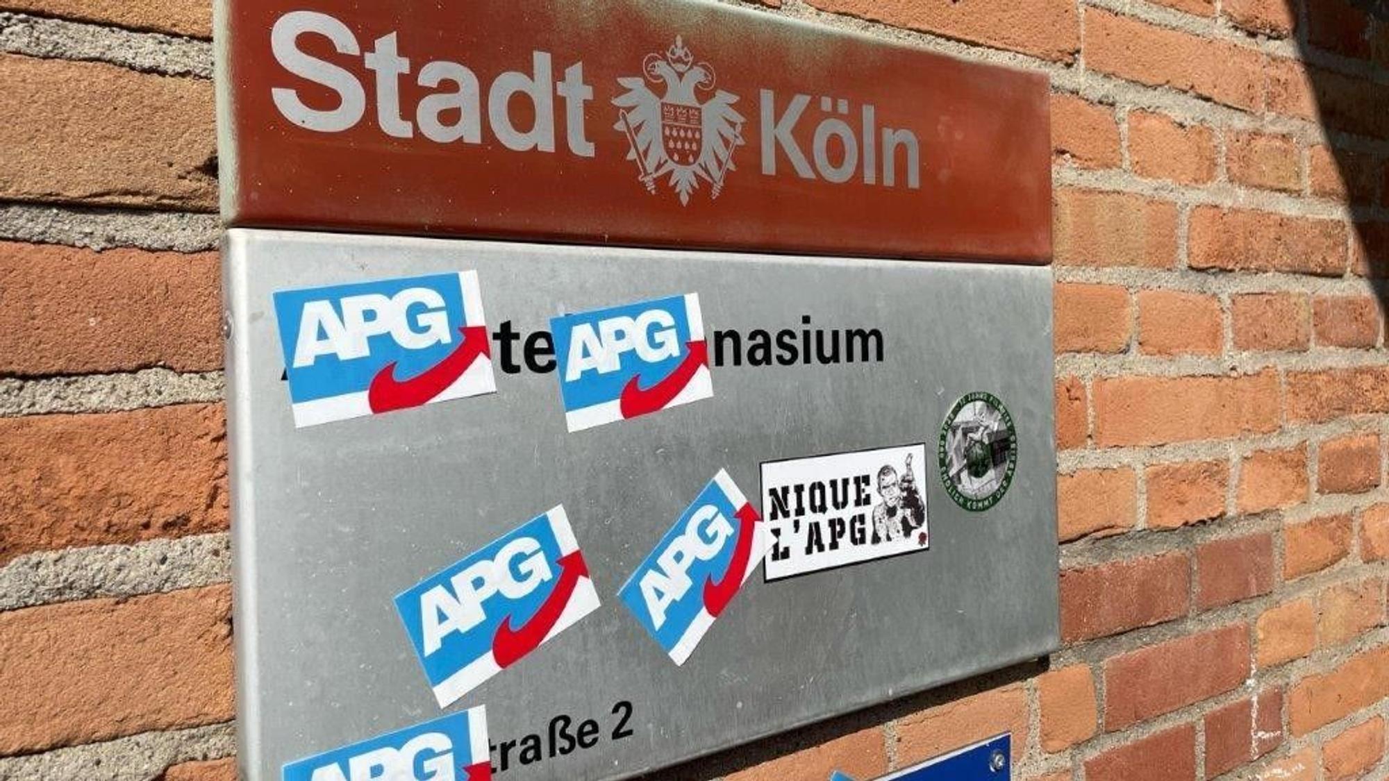 Mit Aufklebern versehenes Schild.