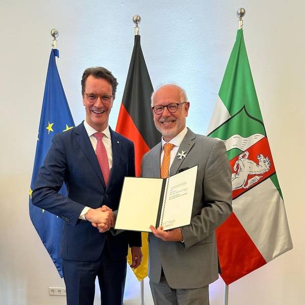 Hendrik Wüst überreichte Theo Pagel den Landesverdienstorden.