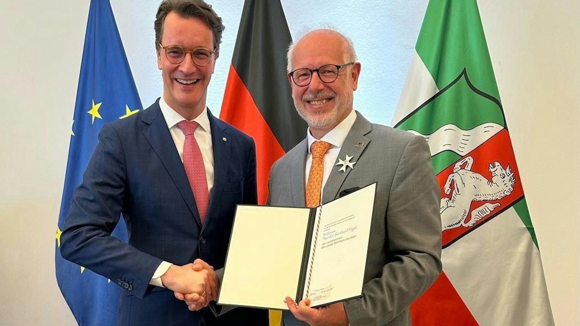 Hendrik Wüst überreichte Theo Pagel den Landesverdienstorden.
