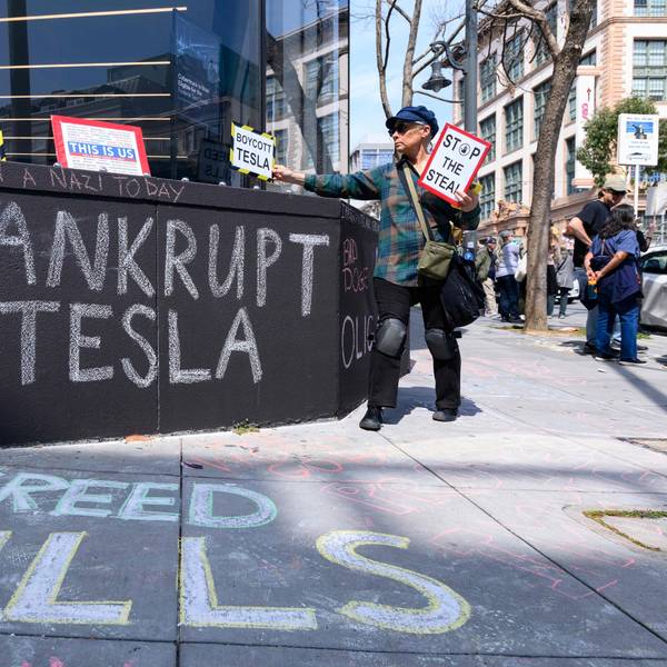 Demonstranten protestieren gegen Tesla-CEO Elon Musk während einer „Tesla Takedown“-Kundgebung vor einem Tesla-Store in San Francisco.