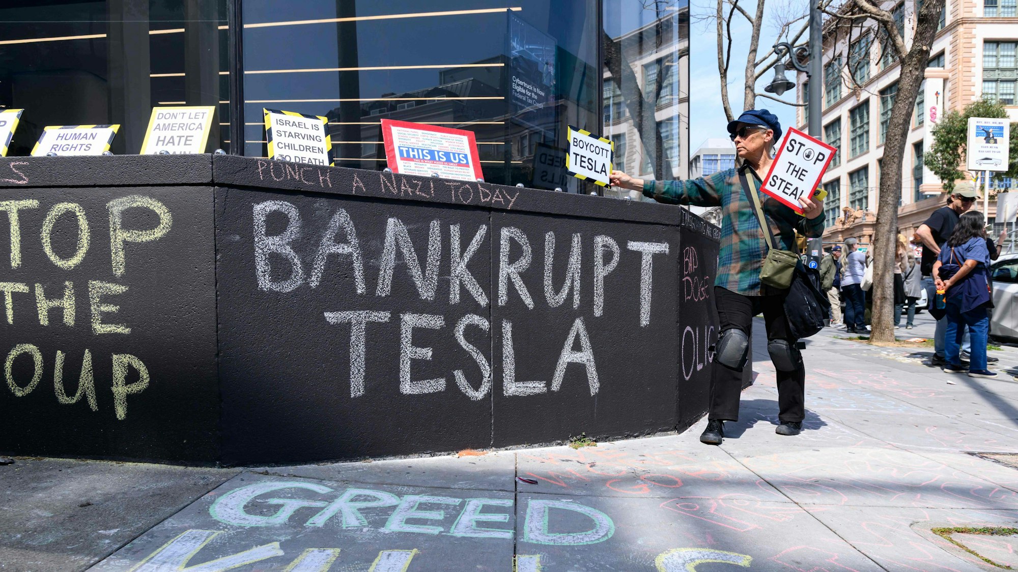 Demonstranten protestieren gegen Tesla-CEO Elon Musk während einer „Tesla Takedown“-Kundgebung vor einem Tesla-Store in San Francisco.