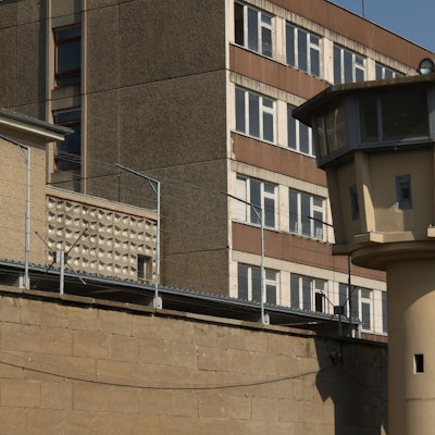 Ein mutmaßliches Vertragsangebot des 1. FC Köln brachte DDR-Nationalspieler als Landesverräter ins Stasi-Gefängnis.