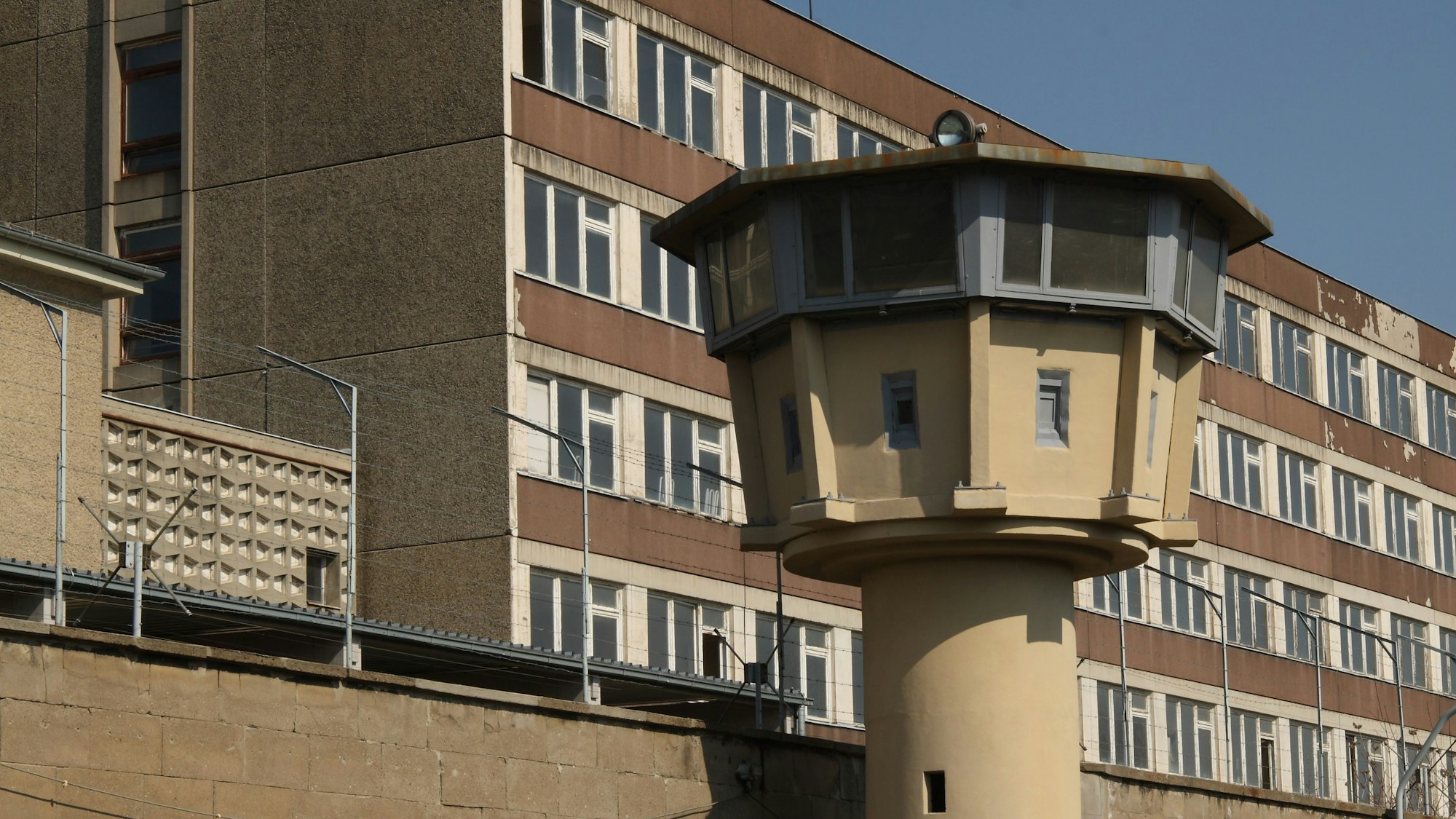 Ein mutmaßliches Vertragsangebot des 1. FC Köln brachte DDR-Nationalspieler als Landesverräter ins Stasi-Gefängnis.