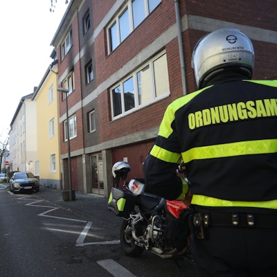 Ein Tag nach dem Brand an der Wattstraße kontrollierte das Ordnungsamt den Bereich verstärkt wegen Falschparkern.