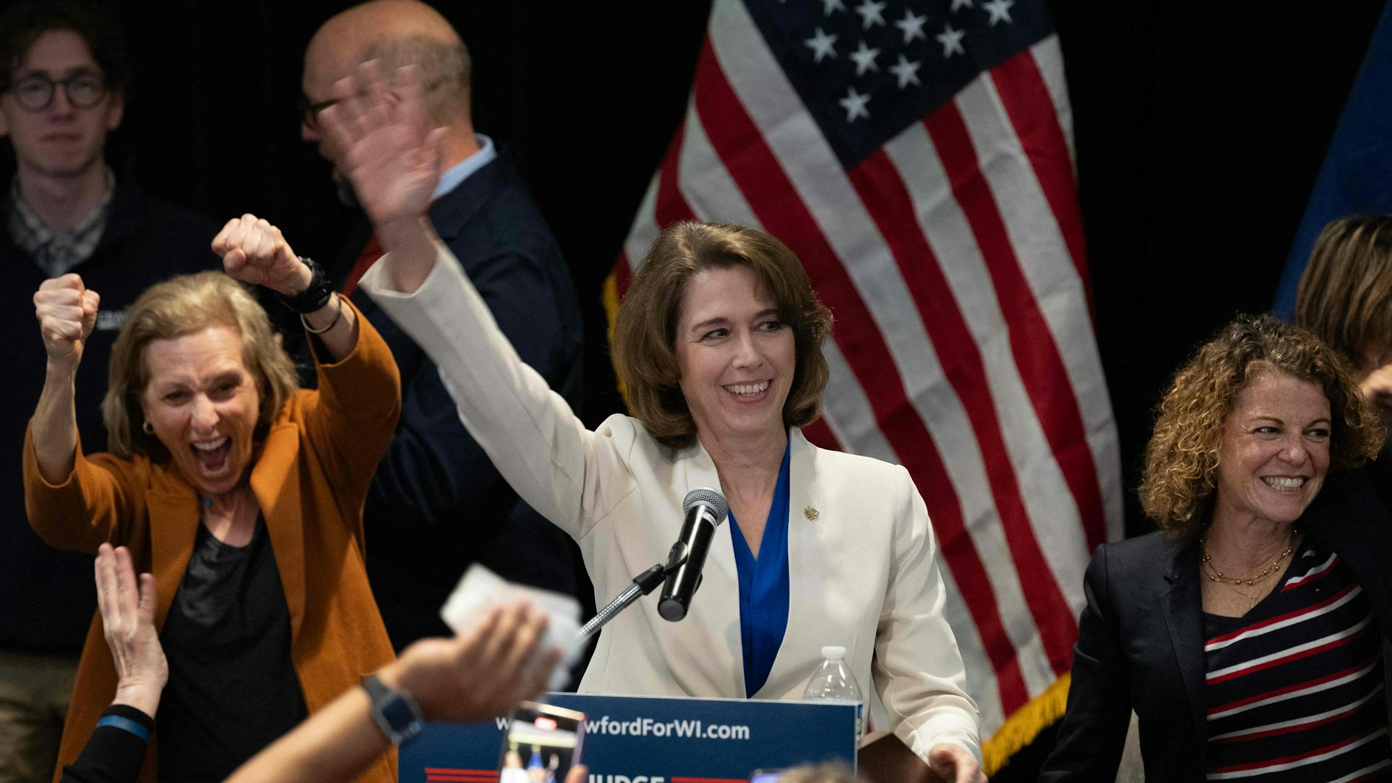 Richterin Susan Crawford feiert ihren Sieg in Wisconsin.