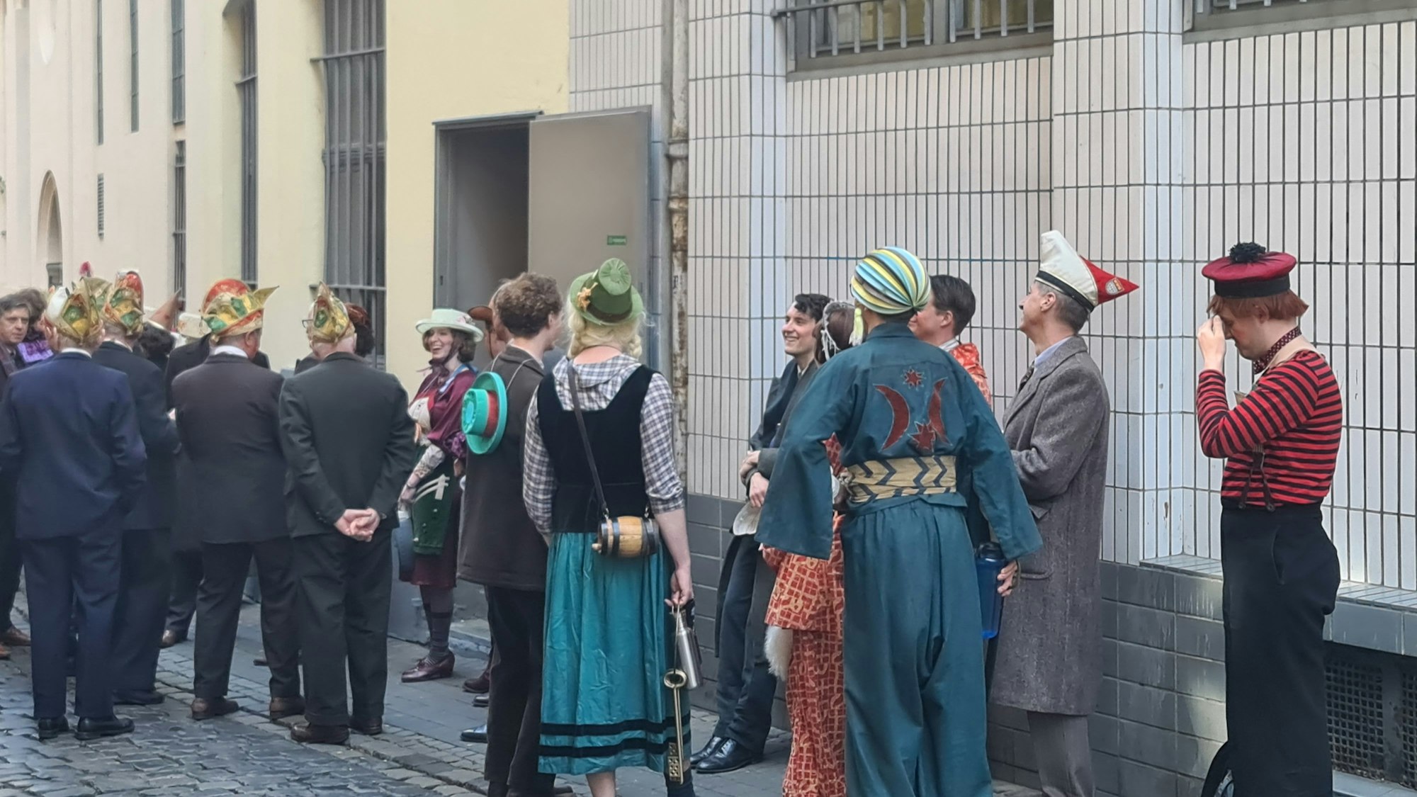 Zu sehen sind kostümierte Komparsen der Serie „Babylon Berlin“ in der Straße „Im Stavenhof“.