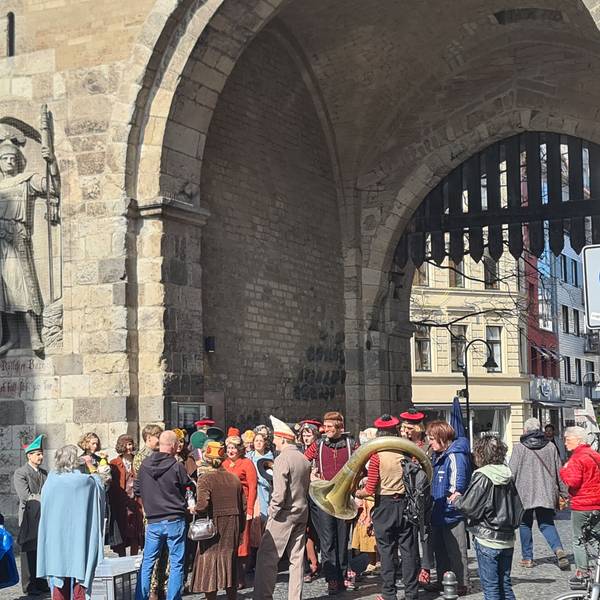 Zu sehen sind Komparsen der Serie „Babylon Berlin“ an der Eigelsteintorburg.