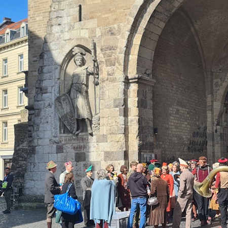 Zu sehen sind Komparsen der Serie „Babylon Berlin“ an der Eigelsteintorburg.