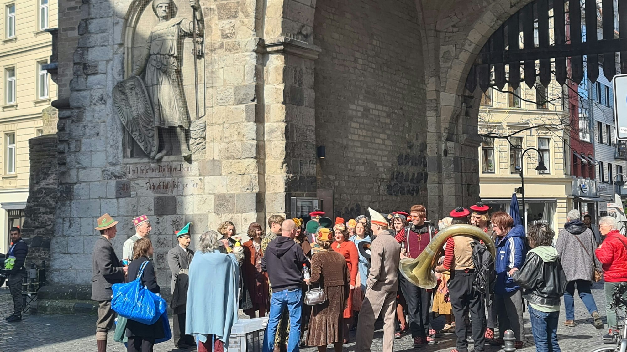 Zu sehen sind Komparsen der Serie „Babylon Berlin“ an der Eigelsteintorburg.