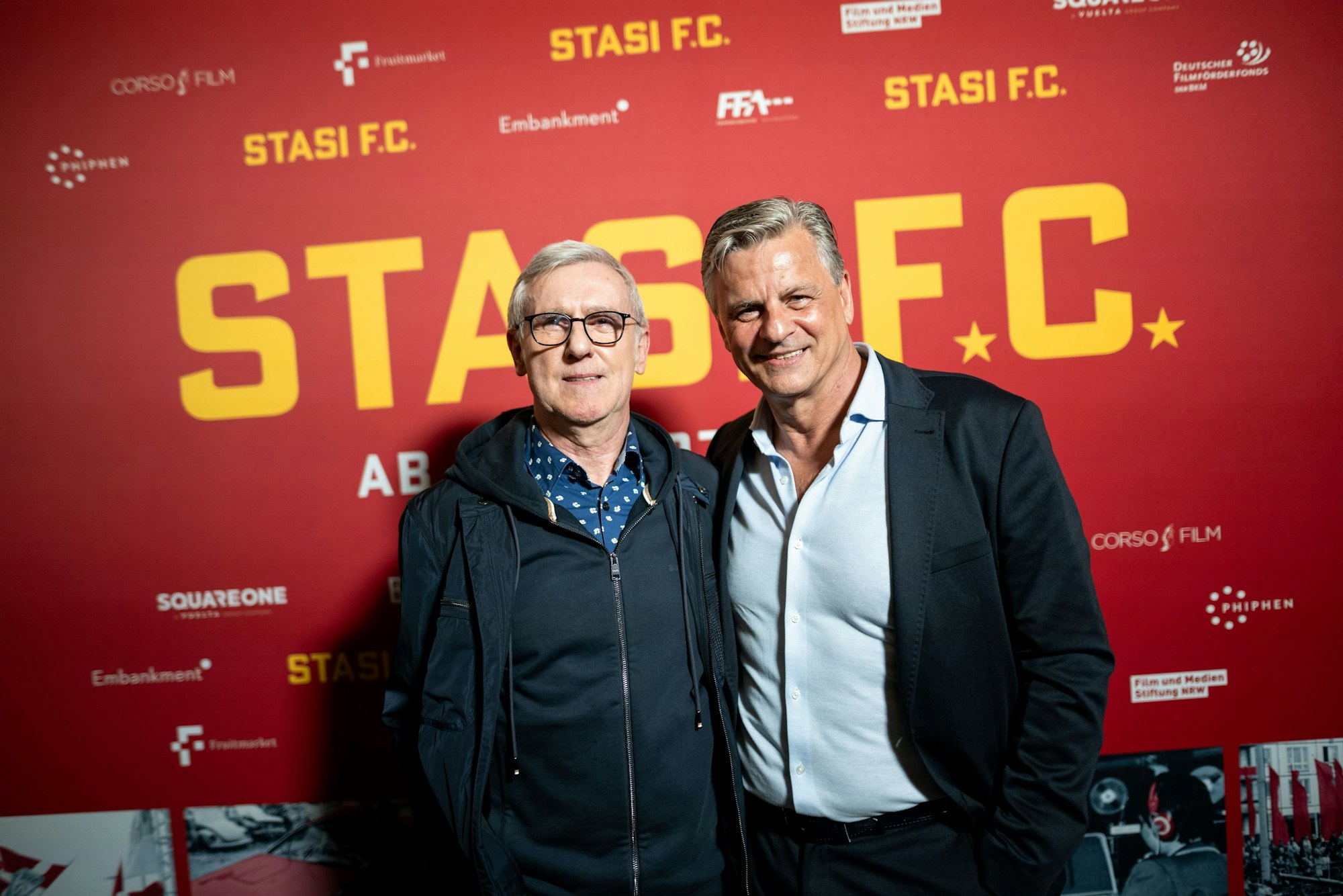 Dirk Schlegel (l.)  und Falko Götz bei der Premiere von „Stasi FC“ im Kölner Odeon-Kino im März 2025