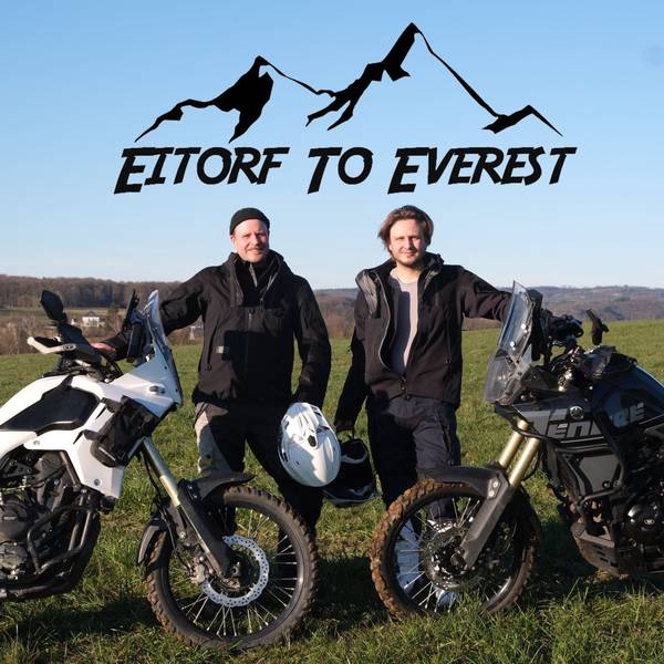 Die „Zweifernreiser“ Corny Köster (l.) und Nils Schneider mit ihren Motorrädern. Beide fahren eine Yamaha Tenere 700.