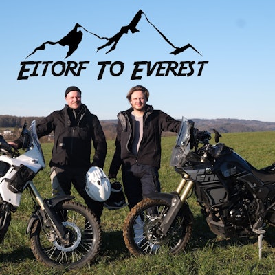 Die „Zweifernreiser“ Corny Köster (l.) und Nils Schneider mit ihren Motorrädern. Beide fahren eine Yamaha Tenere 700.