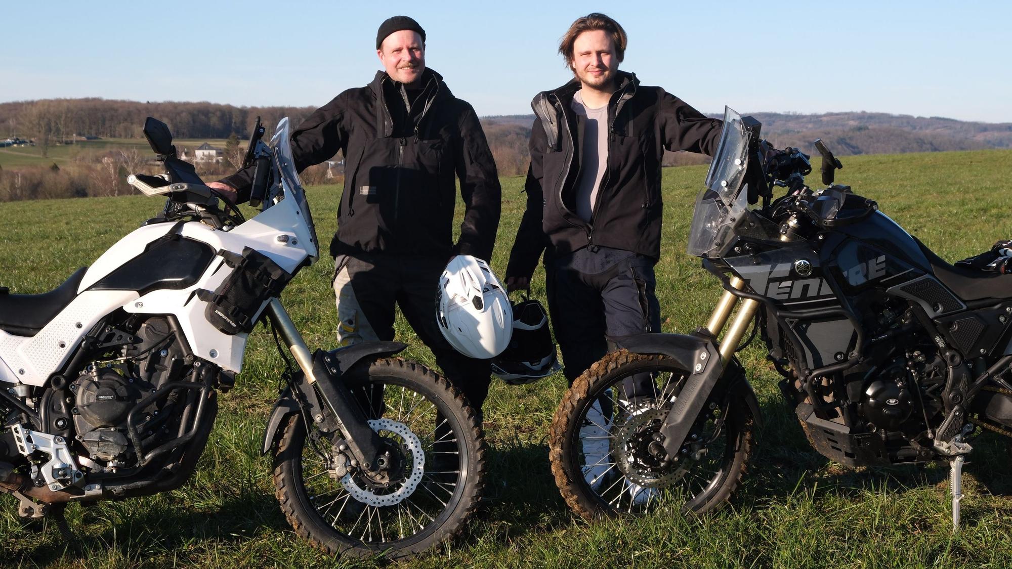 Die „Zweifernreiser“ Corny Köster (l.) und Nils Schneider mit ihren Motorrädern. Beide fahren eine Yamaha Tenere 700.