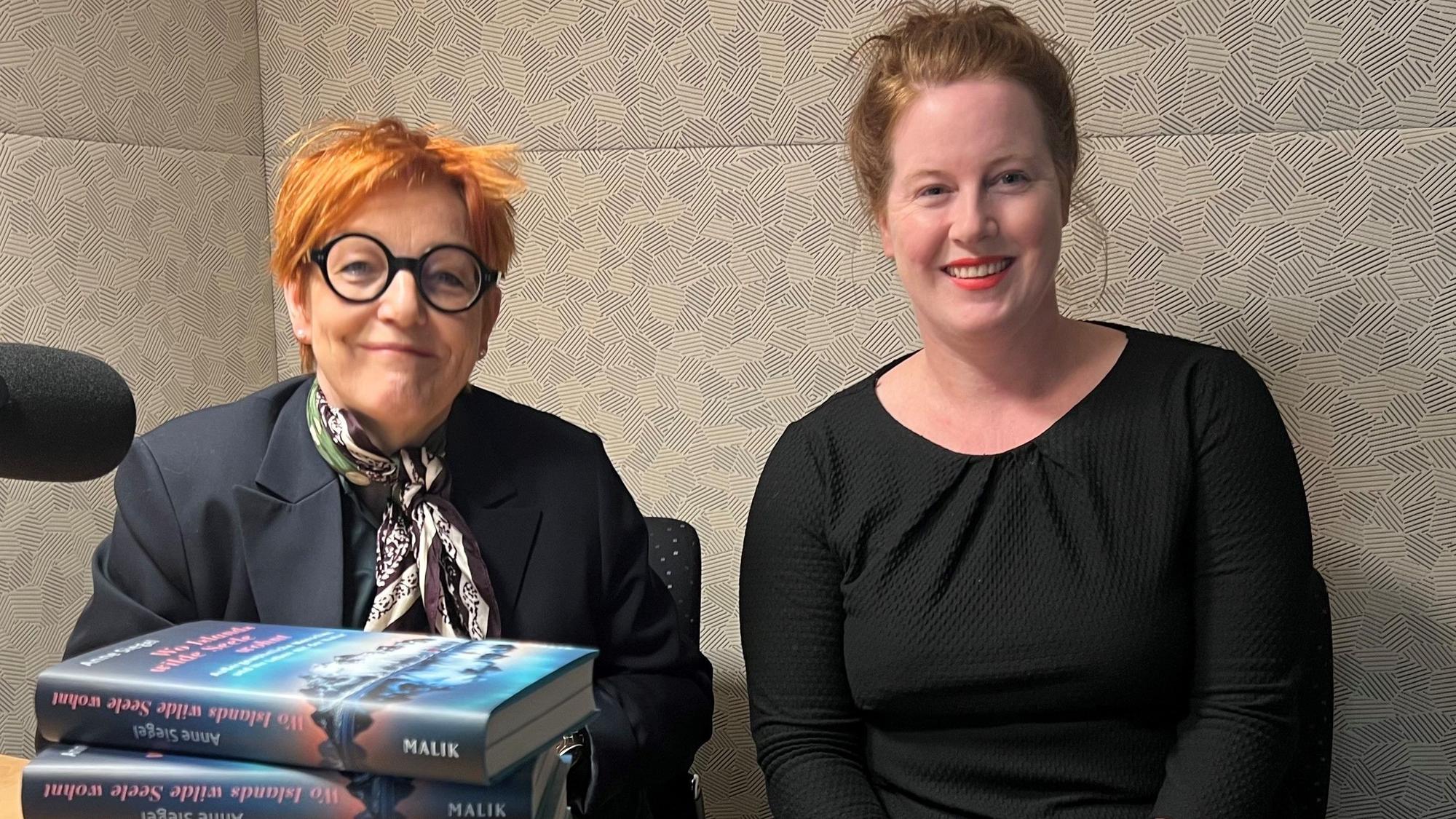 Anne Siegel und Sarah Brasack im Podcast-Studio der Redaktion