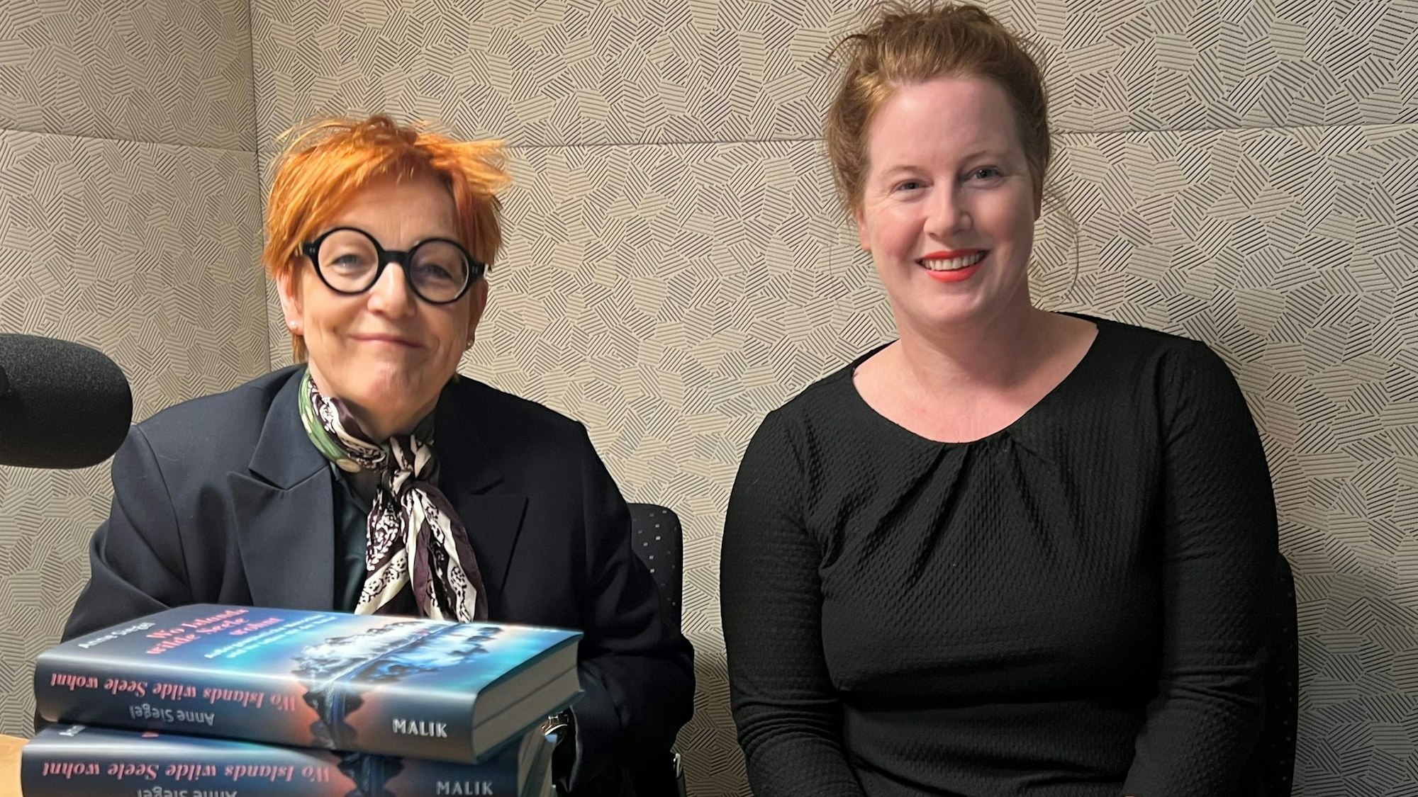 Anne Siegel und Sarah Brasack im Podcast-Studio der Redaktion