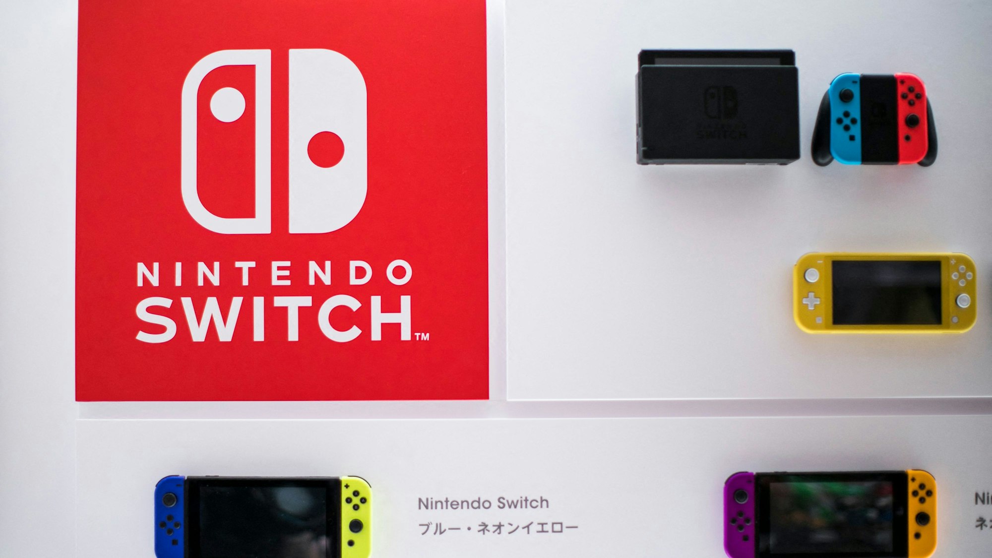Nintendo Switch-Systeme werden in einem neuen Nintendo-Store während einer Pressevorführung in Tokio ausgestellt.