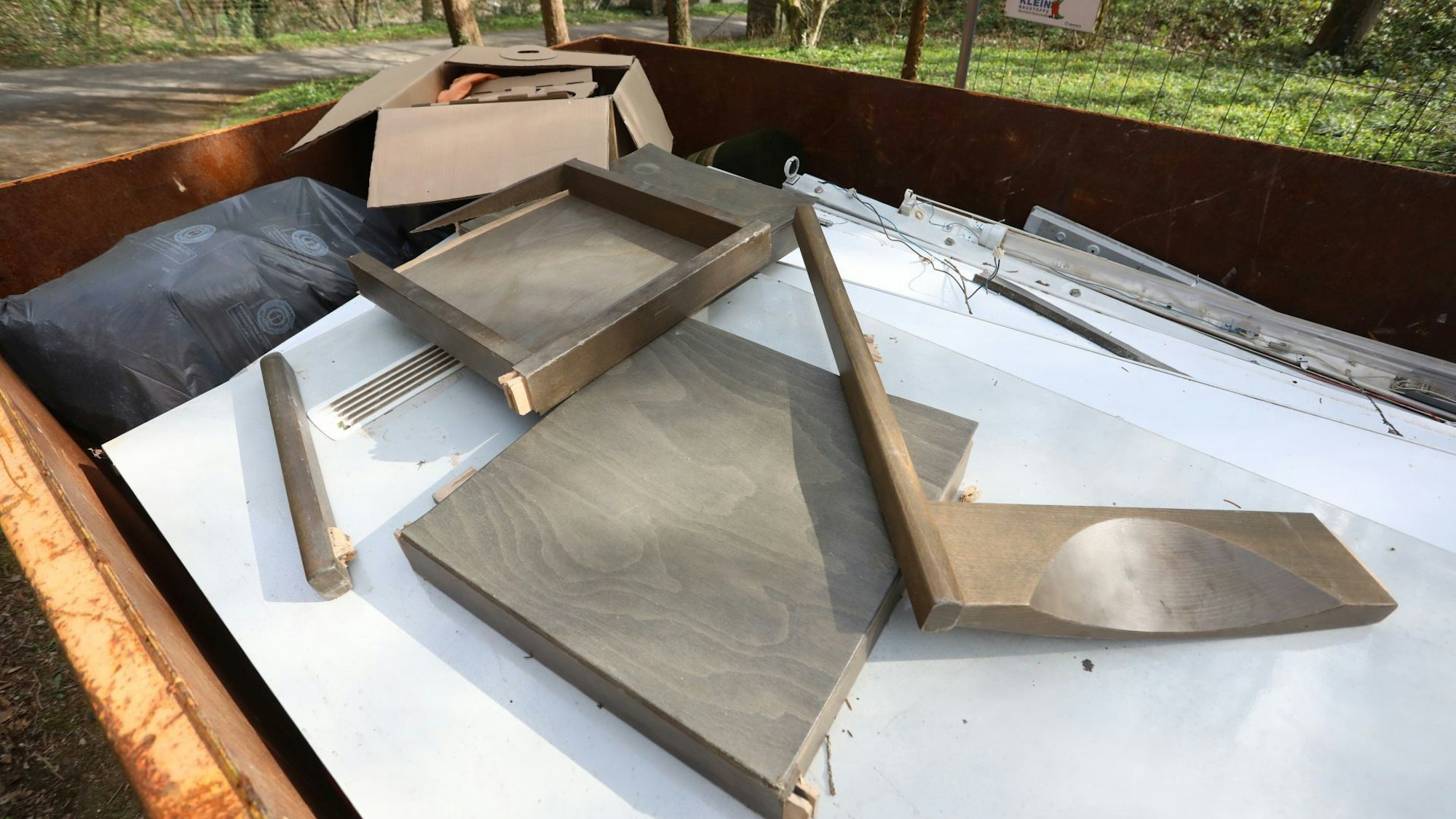 Im Container sind die 42 Designer-Stühle aus der Friedhofskapelle in Rhöndorf gelandet.