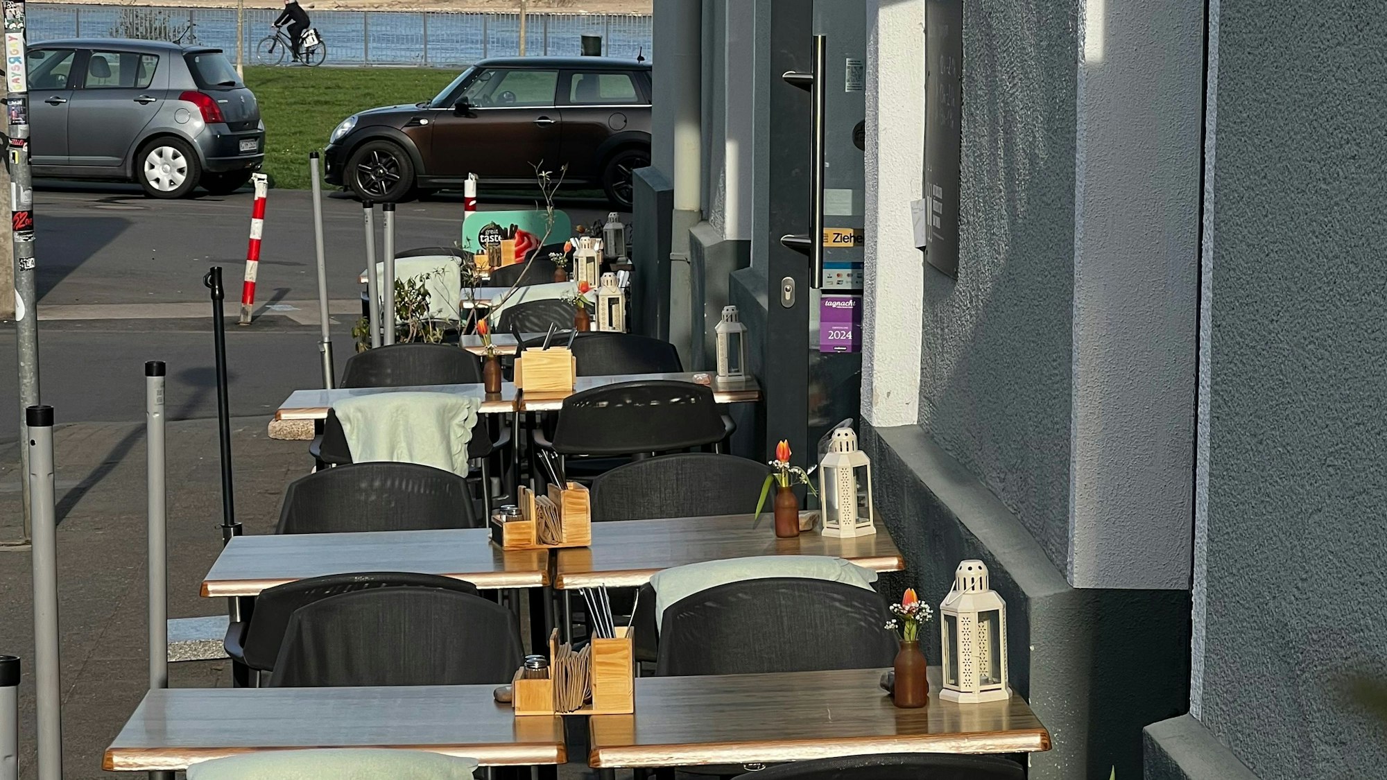 Außenplätze Café Rheinspaziert in Mülheim