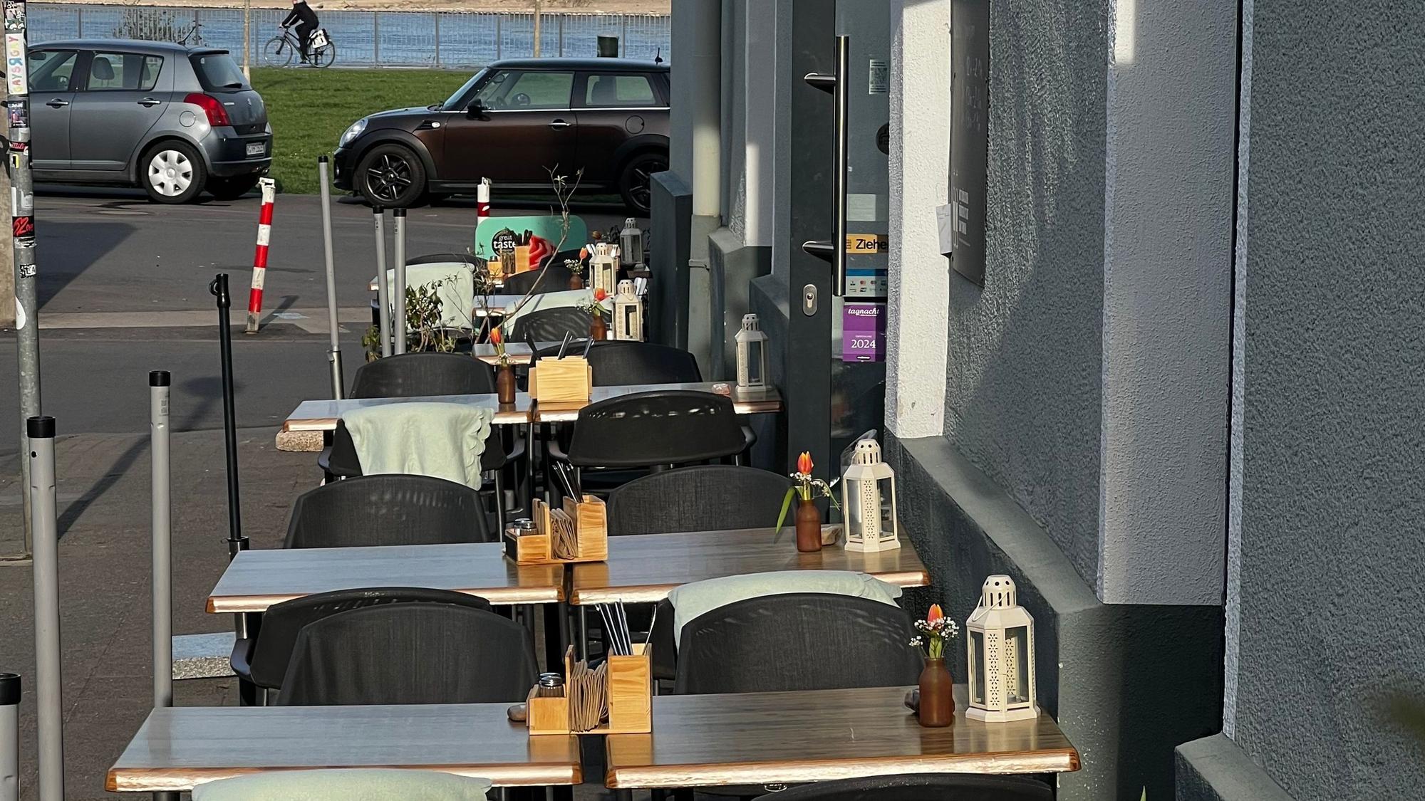 Außenplätze Café Rheinspaziert in Mülheim
