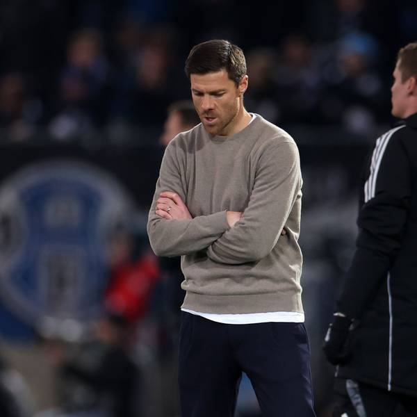01.04.2025, Nordrhein-Westfalen, Bielefeld: Fußball: DFB-Pokal, Arminia Bielefeld - Bayer Leverkusen, Halbfinale, Schüco Arena. Leverkusens Trainer Xabi Alonso reagiert. (zu dpa: «Leverkusener Ärger: Xhaka-Disput mit Fans und Taktik-Rätsel») Foto: Friso Gentsch/dpa +++ dpa-Bildfunk +++