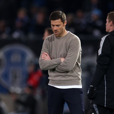 01.04.2025, Nordrhein-Westfalen, Bielefeld: Fußball: DFB-Pokal, Arminia Bielefeld - Bayer Leverkusen, Halbfinale, Schüco Arena. Leverkusens Trainer Xabi Alonso reagiert.  (zu dpa: «Leverkusener Ärger: Xhaka-Disput mit Fans und Taktik-Rätsel») Foto: Friso Gentsch/dpa +++ dpa-Bildfunk +++