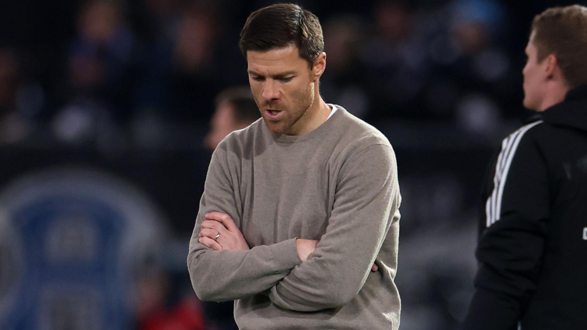 01.04.2025, Nordrhein-Westfalen, Bielefeld: Fußball: DFB-Pokal, Arminia Bielefeld - Bayer Leverkusen, Halbfinale, Schüco Arena. Leverkusens Trainer Xabi Alonso reagiert. (zu dpa: «Leverkusener Ärger: Xhaka-Disput mit Fans und Taktik-Rätsel») Foto: Friso Gentsch/dpa +++ dpa-Bildfunk +++