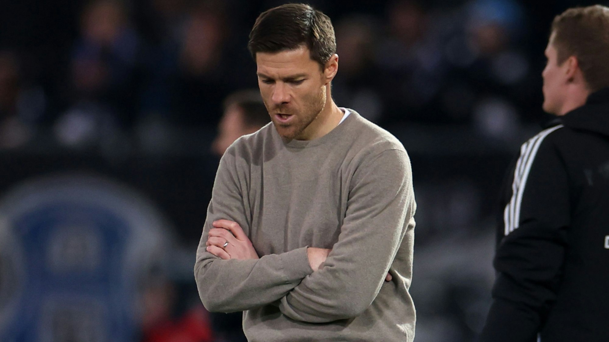 01.04.2025, Nordrhein-Westfalen, Bielefeld: Fußball: DFB-Pokal, Arminia Bielefeld - Bayer Leverkusen, Halbfinale, Schüco Arena. Leverkusens Trainer Xabi Alonso reagiert. (zu dpa: «Leverkusener Ärger: Xhaka-Disput mit Fans und Taktik-Rätsel») Foto: Friso Gentsch/dpa +++ dpa-Bildfunk +++