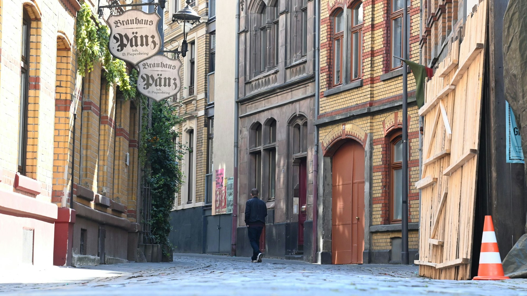 Zu sehen ist die Straße „Im Stavenhof“, die von Kopfsteinpflaster und Altbauten durchzogen ist.