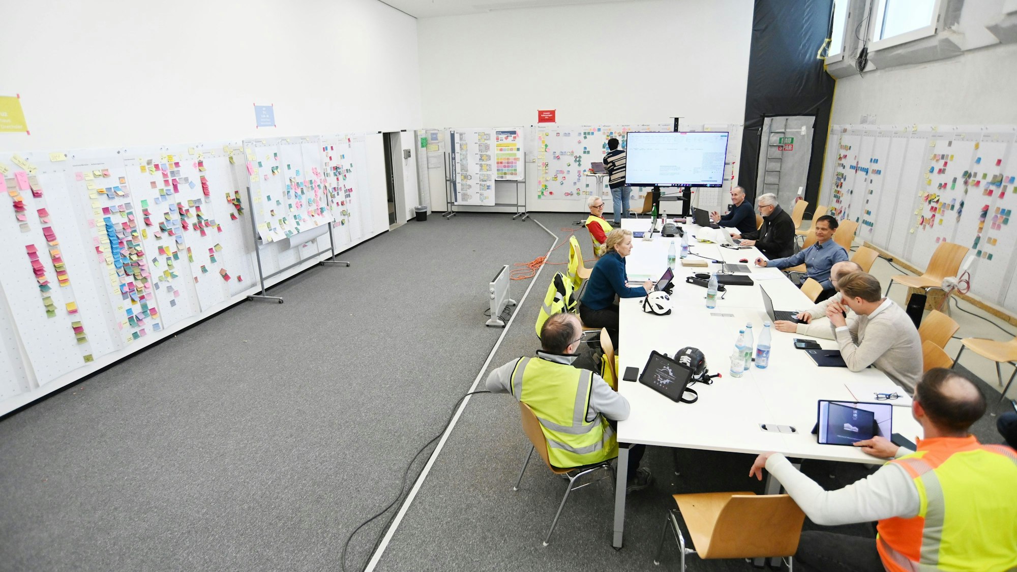 In diesem Raum tagen die Projektleiter und besprechen täglich, was gemacht werden muss.