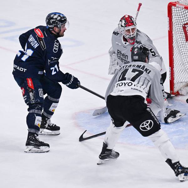 Wayne Simpson (l) von Ingolstadt schießt auf das Tor von Tobias Ancicka von Köln.