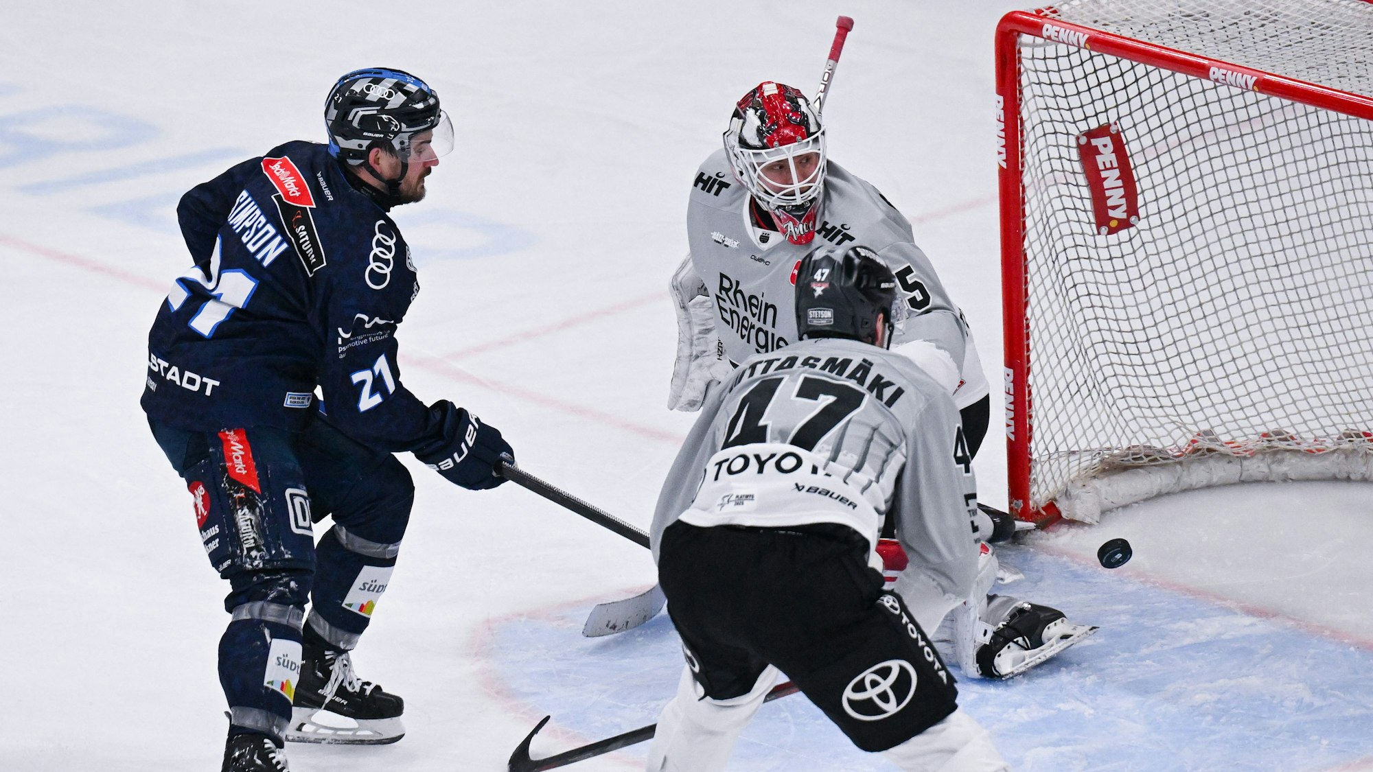 02.04.2025, Bayern, Ingolstadt: Eishockey, DEL, Meisterschaftsrunde, Halbfinale, 1. Spieltag, ERC Ingolstadt - Kölner Haie, Saturn-Arena: Wayne Simpson (l) von Ingolstadt schießt auf das Tor von Tobias Ancicka von Köln. Foto: Sven Hoppe/dpa +++ dpa-Bildfunk +++