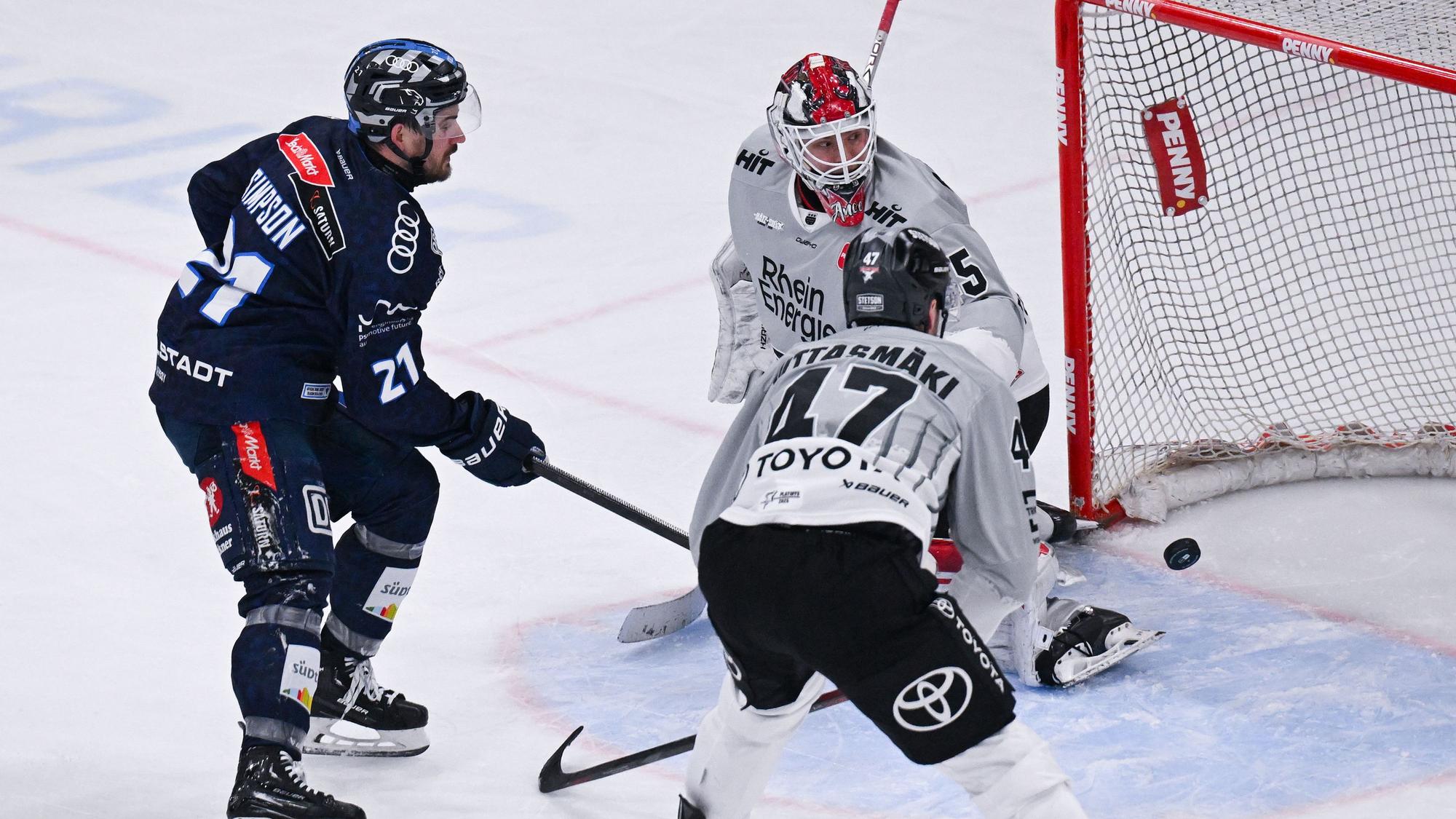 Wayne Simpson (l) von Ingolstadt schießt auf das Tor von Tobias Ancicka von Köln.