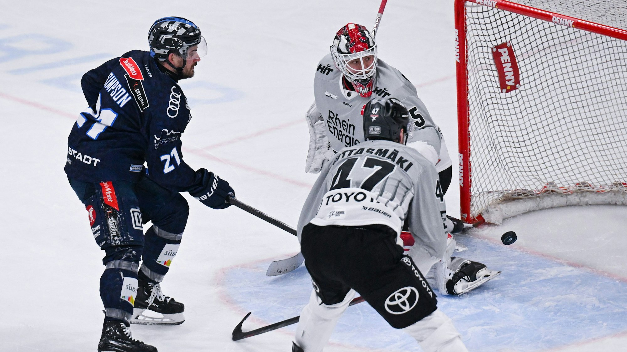 Wayne Simpson (l) von Ingolstadt schießt auf das Tor von Tobias Ancicka von Köln.