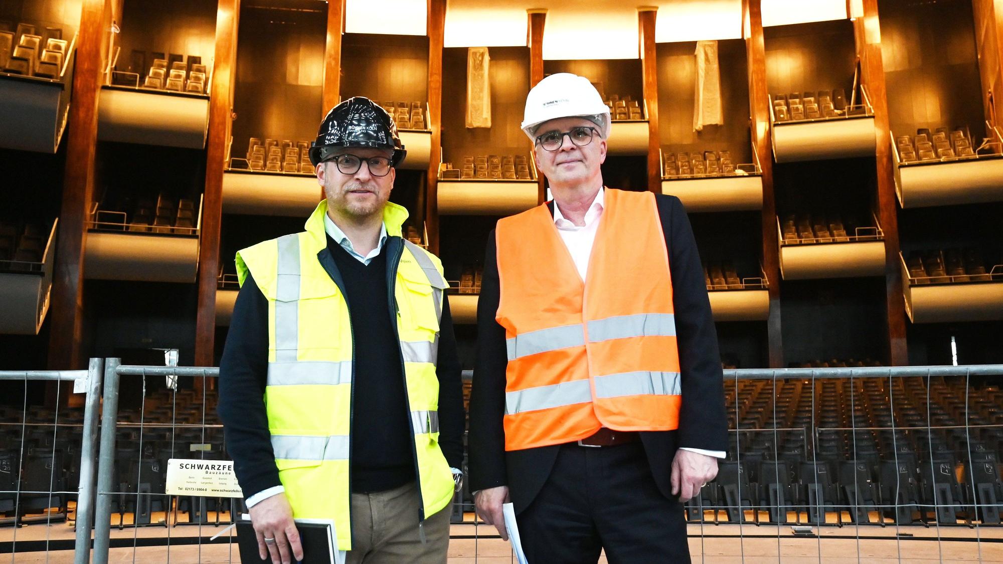 April 2025: Bei einem Rundgang über die Opern-Baustelle stehen Markus Greitemann und Projektmanager Jürgen Marc Volm auf der Bühne.
