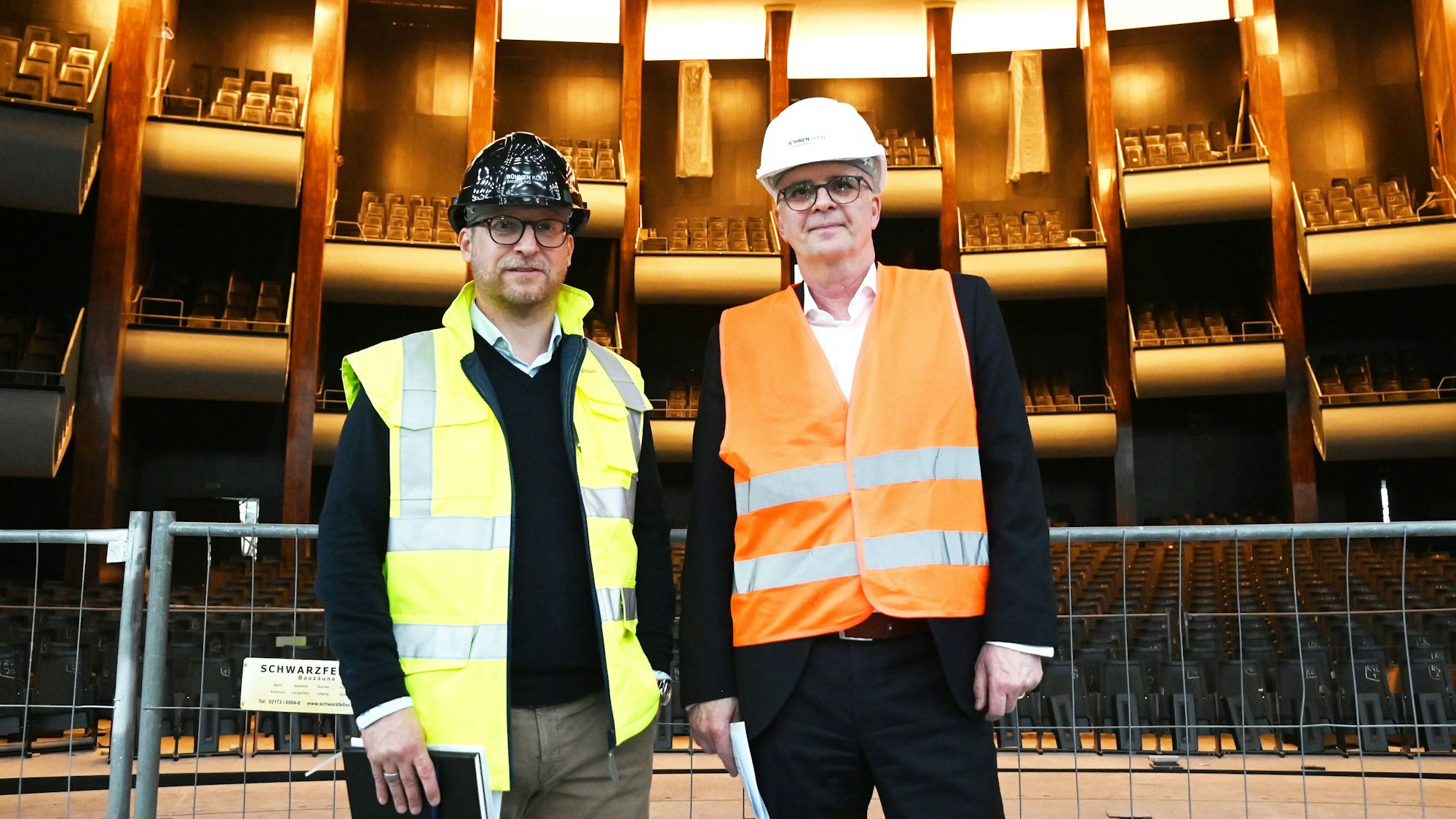 Bei einem Rundgang über die Opern-Baustelle erläuterten zuletzt Baudezernent Markus Greitemann (rechts) und Projektleiter Jürgen Marc Volm.