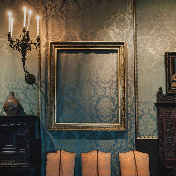 Leerer Rahmen des gestohlenen Gemäldes „Eine Dame und ein Herr in Schwarz“ von Rembrandt im Isabella Stewart Gardner Museum, Boston (USA).