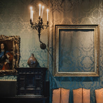 Leerer Rahmen des gestohlenen Gemäldes „Eine Dame und ein Herr in Schwarz“ von Rembrandt im Isabella Stewart Gardner Museum, Boston (USA).