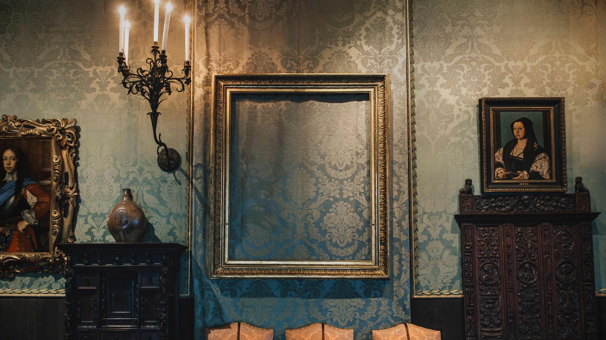 Leerer Rahmen des gestohlenen Gemäldes „Eine Dame und ein Herr in Schwarz“ von Rembrandt im Isabella Stewart Gardner Museum, Boston (USA).