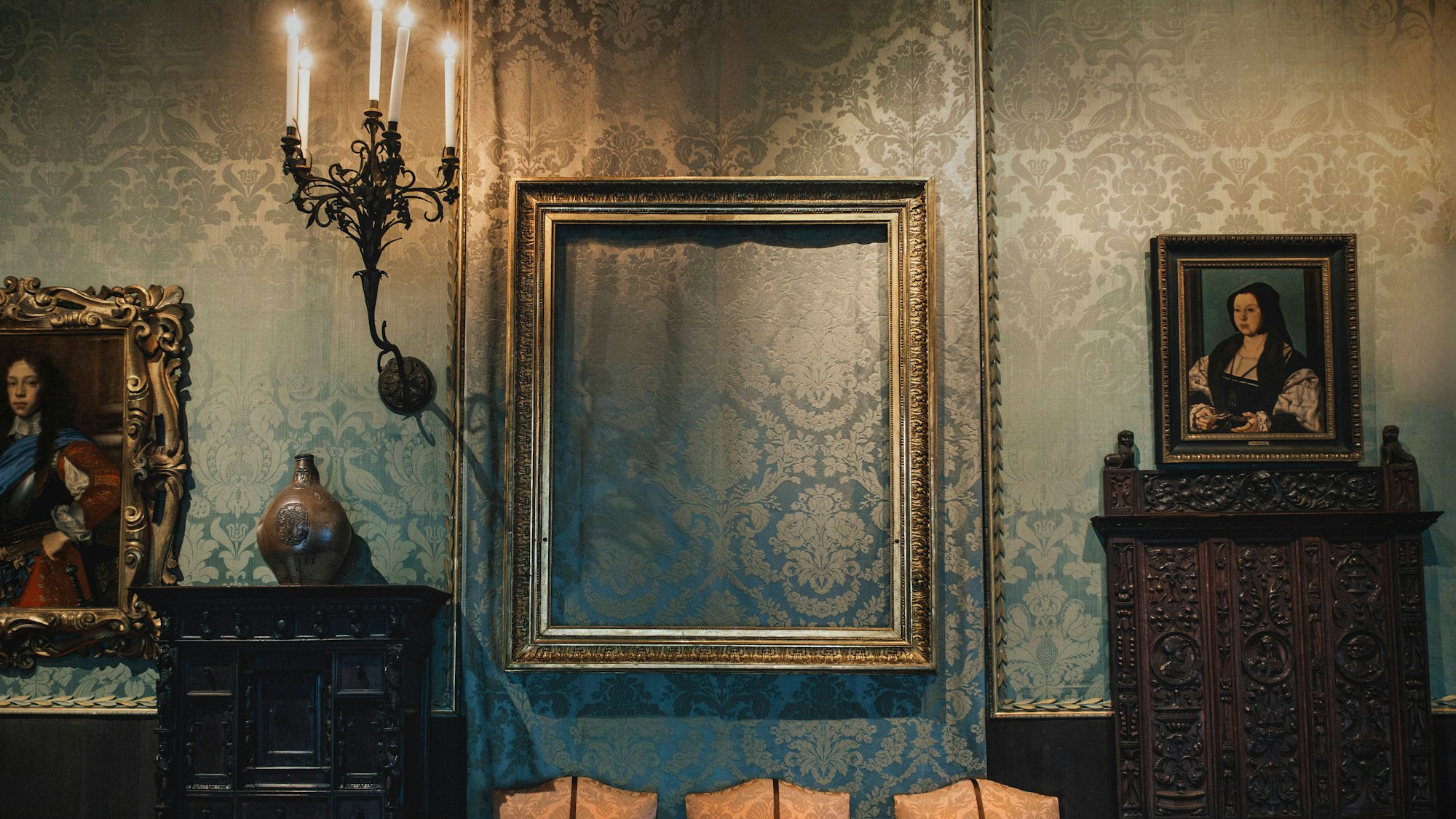 Leerer Rahmen des gestohlenen Gemäldes „Eine Dame und ein Herr in Schwarz“ von Rembrandt im Isabella Stewart Gardner Museum, Boston (USA).