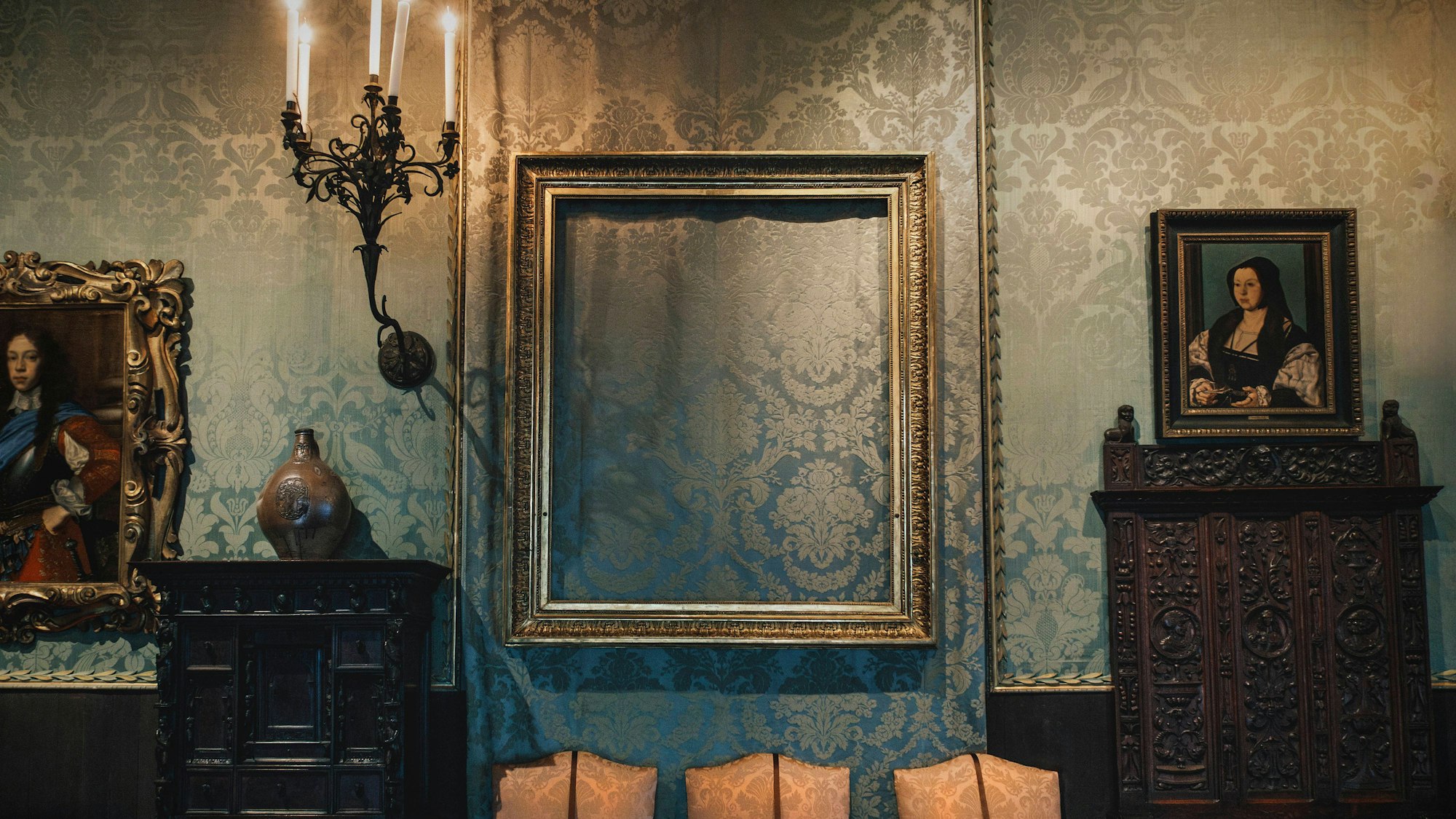 Leerer Rahmen eines gestohlenen Kunstwerks, Dame und Herr in Schwarz von Rembrandt