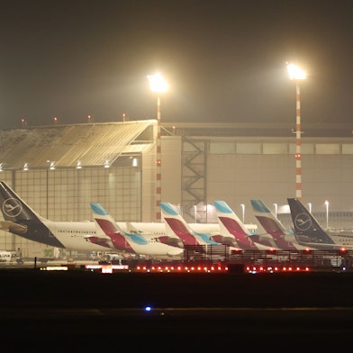 Flugzeuge parken am frühen Morgen am Terminalgebäude des Flughafens Düsseldorf.