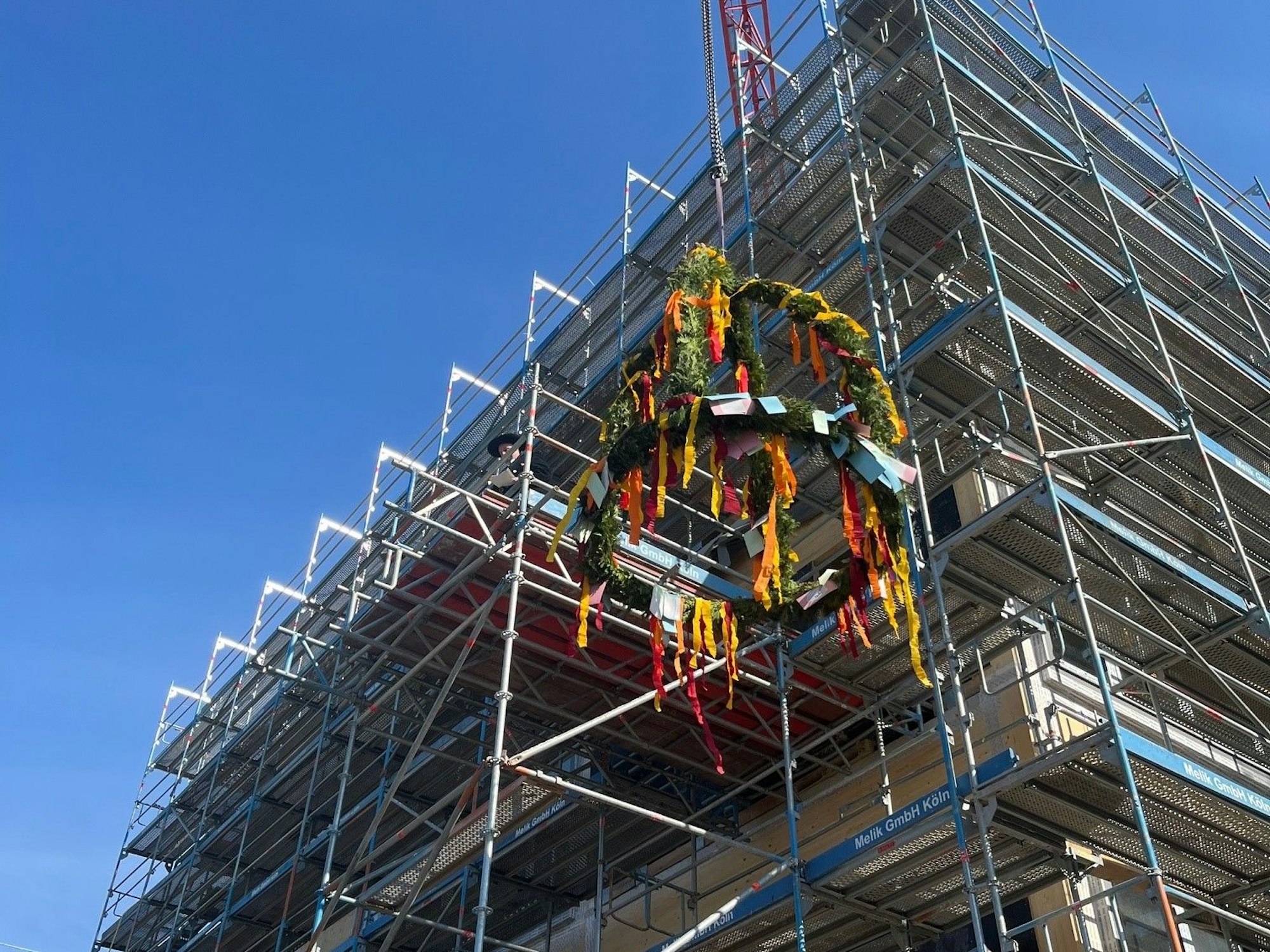 Der Richtkranz wird hochgezogen.