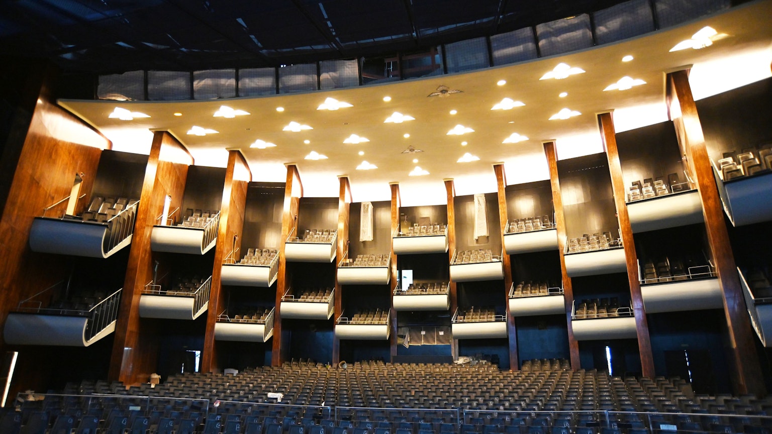 Der Besuchersaal des Opernhauses mit einen Bauzaun auf der Bühne.