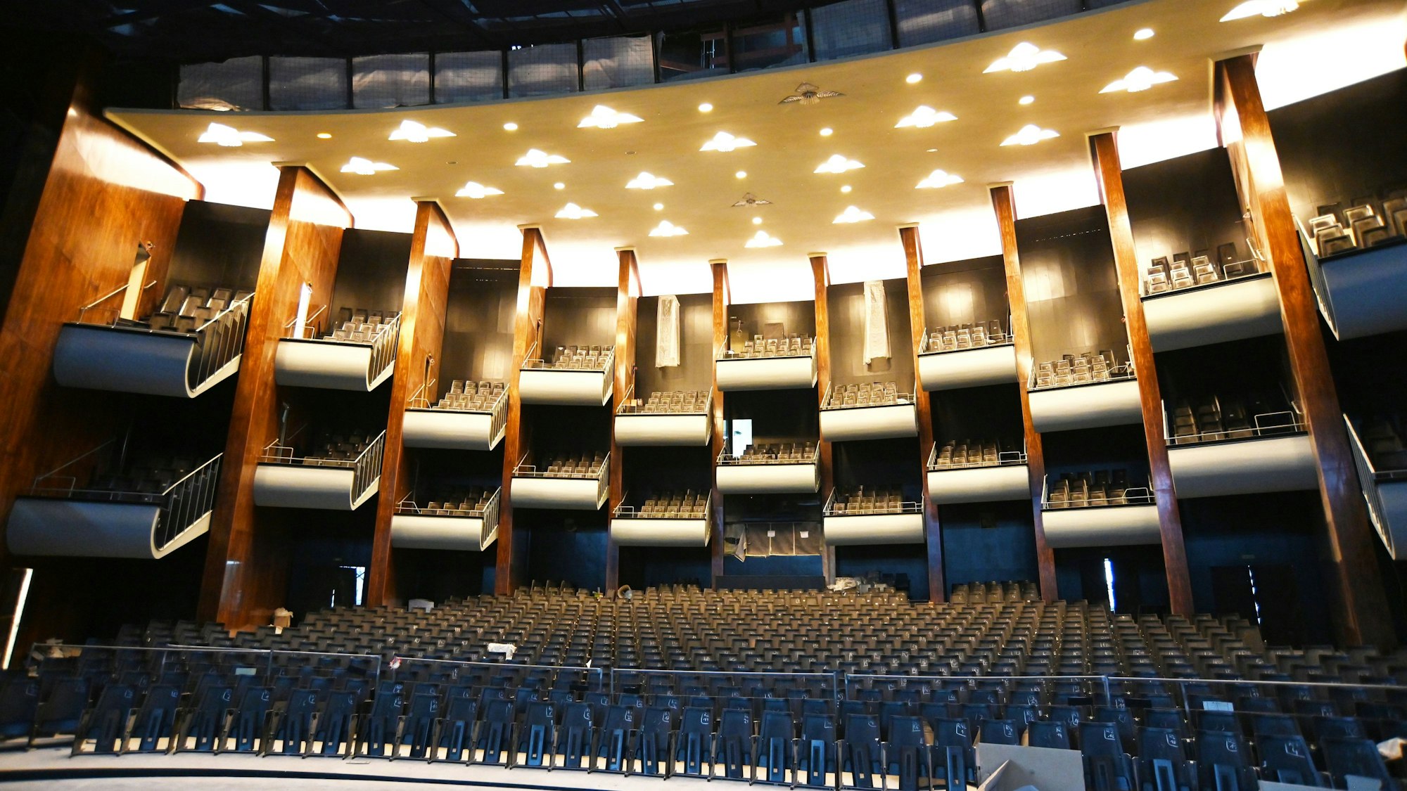 Der Besuchersaal des Opernhauses mit einen Bauzaun auf der Bühne.